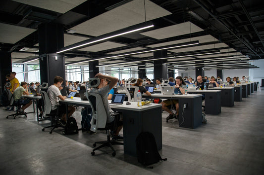 Une équipe concentrée sur son travail, devant des ordinateurs portables